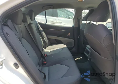 2022 Toyota Camry Le z USA, uszkodzony, nr VIN 4T1C11AKXNU672675